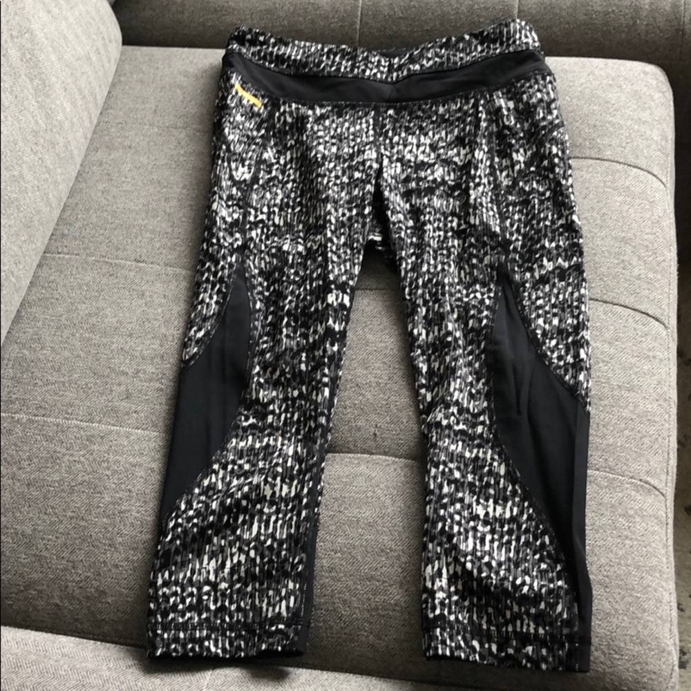 Barely worn Lole Capri length workout leggings